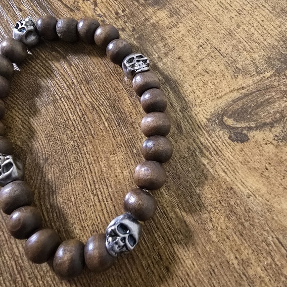Brown Beaded stretchy Bracelet with Silver skull beads - Picture 2 of 4